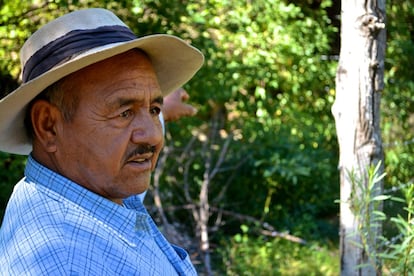 Prudencio Cordero está esperando a que le instalen su bomba de agua. Enseña en el cuarto de aperos de su finca una que lleva rota ocho años: “Estuvo dando servicio más de 40, pero se rompió y hemos estado todo este tiempo pidiendo prestada, alquilando o sin poder regar”. Saca el agua de dos pozos que hay en la parte baja de su terreno.
