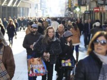 Consumidores en una céntrica calle de Madrid.