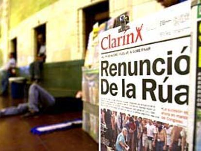 El diario <i>Clarín</i> informa en su primera página de la renuncia de De la Rúa.
