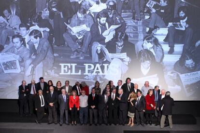 Foto de familia de la presentaci&oacute;n de la pel&iacute;cula-documental &#039;El Pa&iacute;s con la Constituci&oacute;n&#039;.