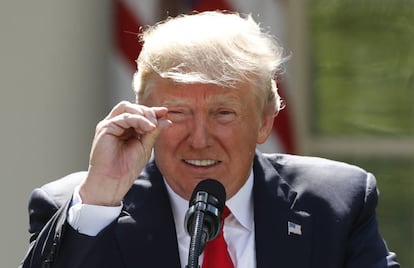 Trump gesticula sobre el descenso de la temperatura que asegura se conseguir&iacute;a con el Acuerdo de Par&iacute;s