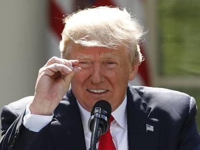 Trump gesticula sobre el descenso de la temperatura que asegura se conseguir&iacute;a con el Acuerdo de Par&iacute;s