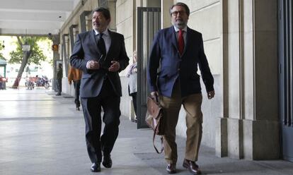 Guerrero y su abogado a la entrada de los juzgados de Sevilla.