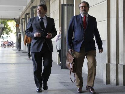 Guerrero y su abogado a la entrada de los juzgados de Sevilla.