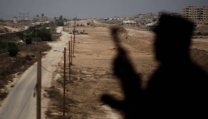 Un guarda de seguridad de Hamás vigila la frontera entre Gaza y Egipto el mes pasado.