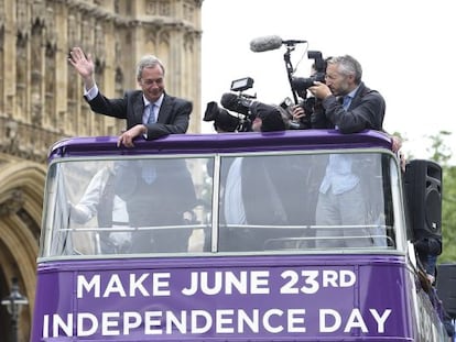 El líder del Partido de la Independencia del Reino Unido (UKIP), Nigel Farage (i), asiste a un nuevo acto de campaña a favor del Brexit en Londres (Reino Unido).