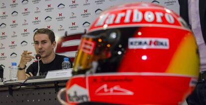 Lorenzo, cuando presentó el proyecto, con un casco de Schumacher en primer plano.