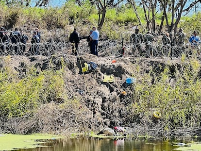 Bomberos de Brownsville,Texas, rescatan el cuerpo de un migrante fallecido en el Río Bravo, el 16 de octubre 2023.