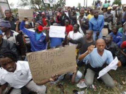 Mineros de la mina Anglo Platinum realizan una marcha pacífica interrumpida por la policía. EFE/Archivo