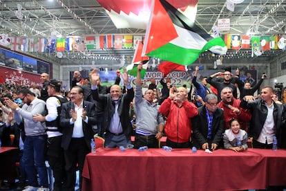 Aficionados palestinos celebran la victoria de Marruecos ante Portugal, en Gaza. 