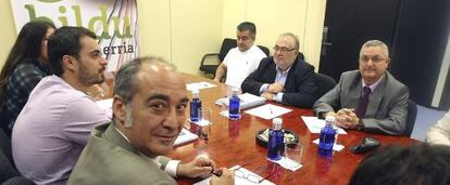 Los representantes de Bildu durante la reunión con los miembros del PSE-EE, Miguel Buen, Julio Astudillo y Miguel Angel Morales.