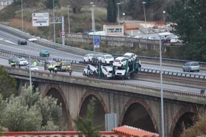 Un camión que transportaba turismos ha volcado quedando parcialmente colgado en parte del puente de Esparraguera.