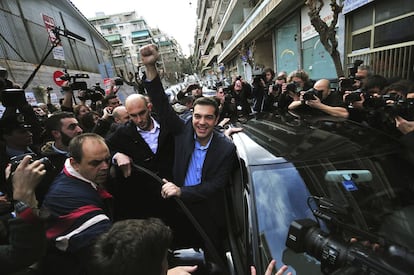 El líder de Syriza, Alexis Tsipras levanta el puño a la salida del colegio electoral donde votó en Atenas.