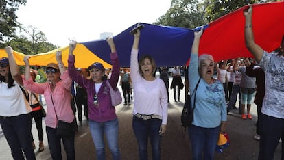 Miembros de la oposición venezolana cantando su himno nacional ayer en Caracas.