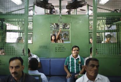 Vagón ocupado solo por hombres en en metro de Bombay.