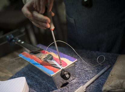 "Nos basamos en el recipiente inicial, en este caso [el violín de la imagen] un molde de pastelería", ejemplifica Solar. No todos pisarán el escenario: "Algunos los desechamos por la forma o la altura, que igual no es del todo ergonómica. Intentamos asimilar el recipiente lo máximo posible al instrumento real".