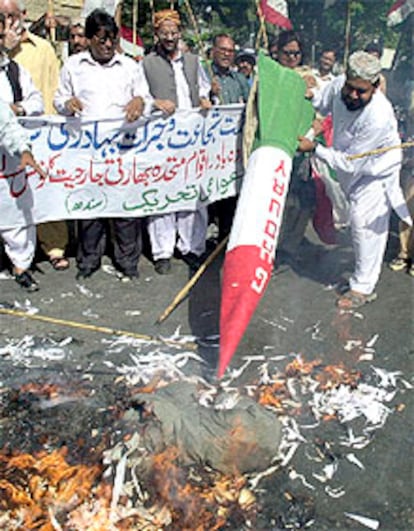 Manifestantes paquistaníes queman símbolos indios en Karachi.