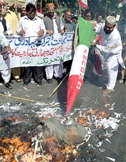 Manifestantes paquistaníes queman símbolos indios en Karachi.