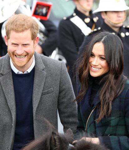 Ese mismo mes, los prometidos caminaron por las calles de Edimburgo durante la primera visita oficial de la pareja a Escocia.