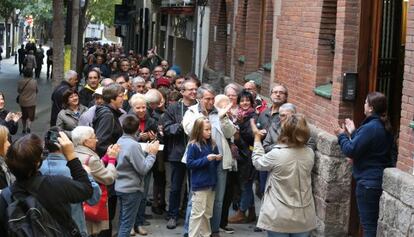 Colas para votar en el IES Zafra, en la calle Rogent de Barcelona. 