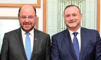 El ministro de Obras Públicas de Chile, Alfredo Moreno, con el consejero delegado de Abertis, José Aljaro.