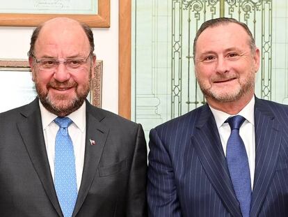 El ministro de Obras Públicas de Chile, Alfredo Moreno, con el consejero delegado de Abertis, José Aljaro.