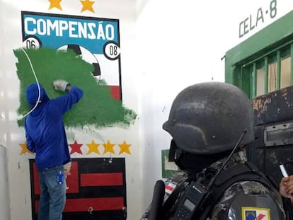 Detento apaga escudo do Compensão em presídio.