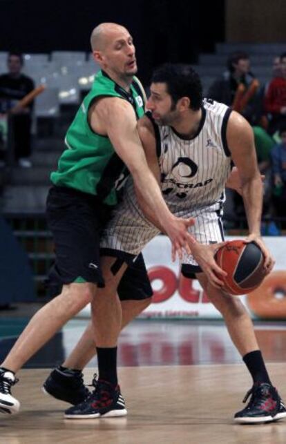 Álex Mumbrú controla un balón ante Lubos Barton.  