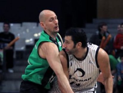 Álex Mumbrú controla un balón ante Lubos Barton.  