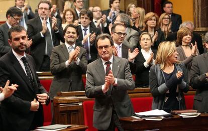 Premier Artur Mas (center) leads the applause in Catalonia&rsquo;s parliament after the sovereignty vote on Thursday. 
 