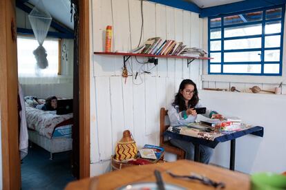 Luisa Brandão, 27, participa en una reunión virtual mientras que su hijo Aruan, de cinco años, ve dibujos animados en la computadora en su casa en la zona rural de Botucatu, en el interior de São Paulo, donde los dos viven juntos. El acuerdo entre ellos es que el niño puede ver dibujos animados solo una vez por semana, para que Aruan se quede lo mínimo posible frente las pantallas. "Yo creo que la primera infancia debe ser vivida en el mundo real y no en el virtual, pero cuando estamos en teletrabajando y no hay nadie además de tú y un niño en la casa, muchas veces los dibujos animados son importantes para que yo pueda concentrarme en el trabajo o asistir a una reunión".