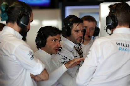 Sainz, junto a los miembros de su nuevo equipo.