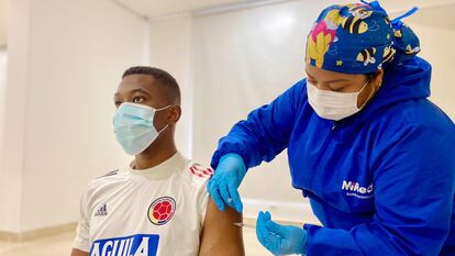 Fotografía cedida por la alcaldía de Barranquilla que muestra al futbolista colombiano Carlos Cuesta al recibir la vacuna.