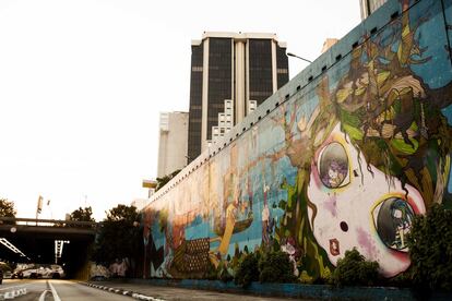 Muro na Avenida 23 de Maio, que liga a zona Sul à zona Norte em São Paulo, com grafites que já foram, algumas vezes, apagados pela Prefeitura.