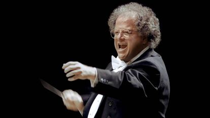 James Levine durante un concierto en Jap&oacute;n