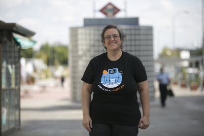 <b>Mar, vallecana desde hace más de dos décadas.</b> Criada en Lavapiés, Mar conoció Vallecas porque trabajó "en una compañía de seguros que cubría las viviendas de protección oficial de Vallecas". Reconoce que "al principio" le daba "un poco de cosa vender seguros puerta a puerta". "Le pregunté a mi jefe si iría acompañada", admite. Pero la gente, recuerda Mar, dejaba que entrara en sus casa. Desde hace 23 años es una vallecana más. Ahora trabaja en la limpieza de un centro de educación infantil de Vallecas, donde por la tarde es monitora de tiempo libre. Le gustaría cambiar de piso, porque el suyo es de "47 metros cuadrados" y se le ha quedado pequeño. Necesita un piso más grande, pero lo buscará en Vallecas.