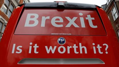 Campa&ntilde;a anti Brexit con el lema &#039;Vale la pena&#039; con un autob&uacute;s 