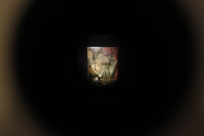 Una cámara oscura al estilo de las del siglo XVIII permite contemplar en detalle 'Muchacha durmiendo', óleo sobre lámina de cobre, reciente adquisición de la pinacoteca que nunca se había exhibido hasta ahora.