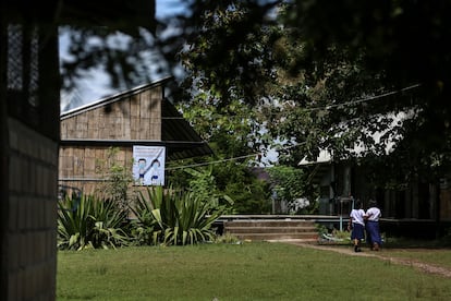 Estudiantes de Myanmar caminan por el patio de una de las escuelas para migrantes en Mae Sot. El 1 de febrero de 2023 se cumplen dos años del golpe militar en aquel país. Según un informe del Relator Especial de las Naciones Unidas (ONU) sobre la situación de los derechos humanos, 7,8 millones de niños siguen sin ir a la escuela.