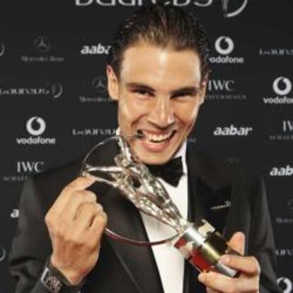 El tenista español Rafa Nadal posa con la estatuilla al mejor deportista internacional de 2010 en la gala de entrega de los Premios Laureus