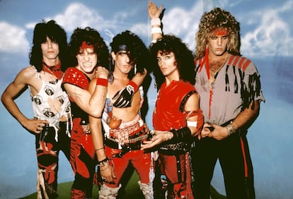 Los californianos Ratt posando son sus mejores galas.