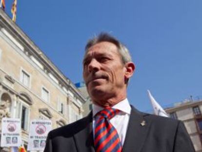 El líder de Plataforma per Catalunya (PXC), Josep Anglada, en la Plaça de Sant Jaume, para asistir a la concentración y reivindicar la libertad de expresión.