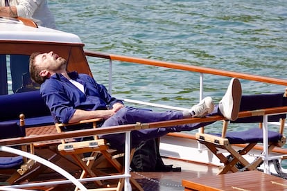 Ben Affleck, durmiendo en su luna de miel en París.