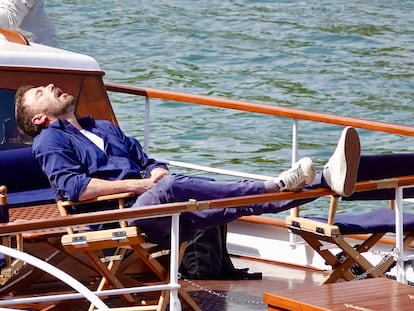 Ben Affleck, durmiendo en su luna de miel en París.