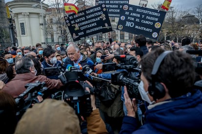 El presidente de la Región de Murcia, Fernando López Miras, el vicepresidente del PP Europeo, Esteban González Pons, y la portavoz del PP en el Congreso, Cuca Gamarra, atienden a la prensa antes del comienzo de la manifestación por el mundo rural, este domingo, en Madrid.