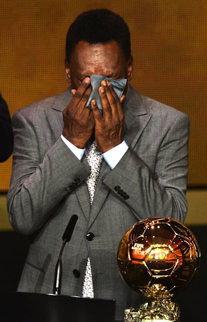 Pelé celebra el Balón de Oro honorífico a su trayectoria