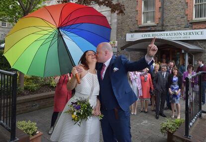 Una pareja de recién casados muestra su apoyo a favor del sí en el referendum sobre el matrimonio gay en Dublín, Irlanda.