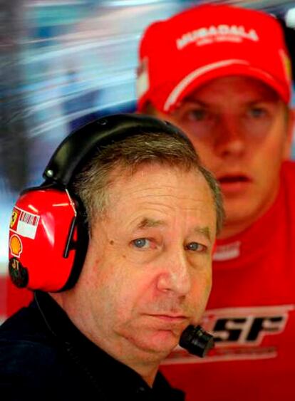 Jean Todt y, al fondo, Kimi Raikkonen.