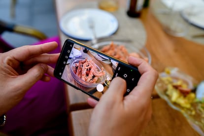 El Tipo que nunca cena en casa, que exige mantener su anonimato, en una cena en Valencia la pasada semana, en la que se registró fotográficamente los platos.