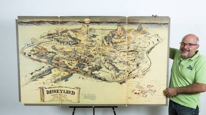 Mike Van Eaton junto al mapa de 1953 que muestra c&oacute;mo concibi&oacute; Disney su parque tem&aacute;tico.